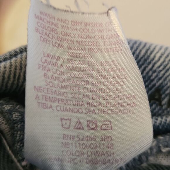 No Boundaries blue denim cut off shorts. Button fly. Juniors size 5 - Picture 5 of 5